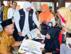 Bansos Rp 5,8 M untuk Warga Gresik, Khofifah: Jangan Dipakai Judol