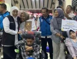 Gubernur Khofifah Berikan Bantuan pada Warga Malang Senilai Rp 16,1 Miliar