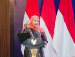 Khofifah Segera Sebar Edaran Kibarkan Merah Putih Sebanyak-banyaknya