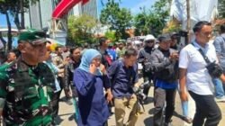Gubernur Khofifah Meninjau sisa Puing Bangunan Grahadi yang Dibakar Massa Demonstrasi