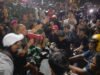 Suasana Cair, Danrem 084/BJ Dampingi Pangdam V/Brawijaya Bersama Massa Aksi di Grahadi