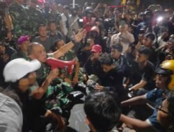 Suasana Cair, Danrem 084/BJ Dampingi Pangdam V/Brawijaya Bersama Massa Aksi di Grahadi