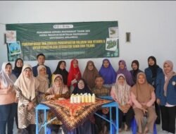 Farmasi Unair Ajak Ibu-Ibu PKK di Kediri Belajar Membuat Yoghurt Buah untuk Kesehatan Sendi dan Tulang