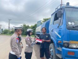 Tanamkan Nilai Patriotisme  Dan Kecintaan Terhadap Negeri, Puluhan Personil Polres Batola Bagikan Bendera Merah Putih Kepada Warga.