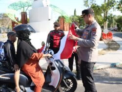 Semarak Sambut Kemerdekaan RI Ke-80 Kapolres Batola Bagikan Bendera Kepada Para Pengguna Jalan