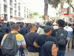 Demo Mahasiswa di DPRD Sumut Berujung Ricuh, Wartawan Jadi Korban Pemukulan