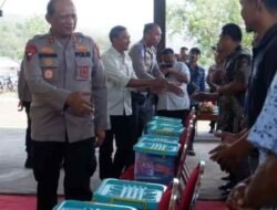 Hari Lalin Bhayangkara ke 70, Kapolda Jatim Kunjungi Nelayan Pacitan Memberikan Bantuan Sembako