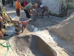 Puluhan Tahun Menunggu Tak Kunjung Diperbaiki : Akhirnya  Warga  Bergotong Royong Perbaiki Jalan Rusak