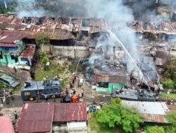 Polri Dan TNI Bahu Membahu Padamkan Api Di Kompleks Kodam Lama Jayapura