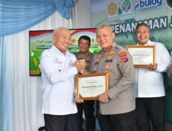 Sukses Wujudkan Swasembada Jagung, Kapolda Kalsel dan Jajaran Dianugerahi Penghargaan Gubernur Kalsel
