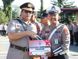 Kapolres Banjarbaru Berikan Penghargaan kepada Personel Berprestasi Bulan Oktober 2025