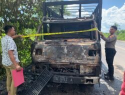 Polsek Liang Anggang Tanggapi Cepat Insiden Kebakaran Sebuah Truk Di Jalan Kong Ex