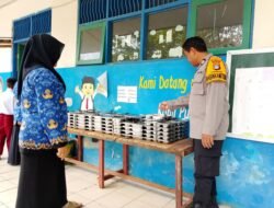 Polsek Cempaka Pantau Distribusi Program Makanan Bergizi di Sekolah Dasar Bentuk sinergi Polri Dan Masyarakat