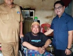 Camat Sawahan Amiril Hidayat Salurkan Bantuan Kursi Roda ke Warga Petemon