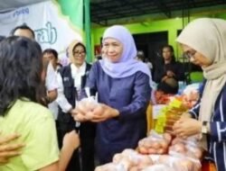 Gubernur Jawa Timur Khofifah Indar Parawansa Menggelar Pasar Murah di Balai Desa Sawotratap Sidoarjo