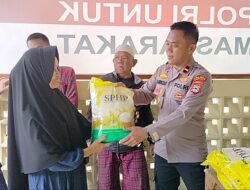 Polsek Cempaka Berbagi 200 Sak Beras Untuk Warga dalam Program Jumat Berkah