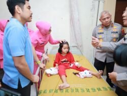 Empati di Tengah Banjir, Kapolda Kalsel Fasilitasi Operasi Gratis dan Trauma Healing untuk Dua Anak Yatim
