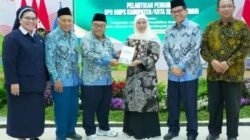 KHOFIFAH TERIMA PENGHARGAAN BMPS ATAS KOMITMEN MEMAJUKAN PENDIDIKAN