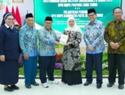 KHOFIFAH TERIMA PENGHARGAAN BMPS ATAS KOMITMEN MEMAJUKAN PENDIDIKAN