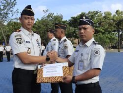 Integritas Dibayar Prestasi, Kalapas Batam Serahkan Piagam Penghargaan Penggagalan Penyelundupan Narkoba