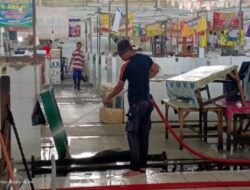 Polres Banjarbaru Bersihkan Pasar Bauntung, Kapolres Tekankan Kepedulian Lingkungan