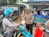 Satuan Lalu Lintas Polres Batola Bagikan Takjil Kepada Warga Untuk Berbuka Puasa