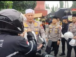 Polda Kalsel Tebar Kebaikan Ramadan, Bagikan Takjil untuk Pengendara Di Banjarbaru