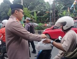 Kapolres Banjarbaru Bersama Kapolda Kalsel Bagikan Takjil kepada Masyarakat