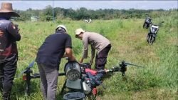 AKP Yuwono Dampingi Kelompok Tani Saat Penyemprotan Berbasis Drone Harapkan Produksi Jagung Meningkat