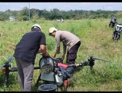 AKP Yuwono Dampingi Kelompok Tani Saat Penyemprotan Berbasis Drone Harapkan Produksi Jagung Meningkat