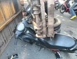 Diduga Tidak Layak Jalan. Truk Sampah DLH Kota Palembang terlibat Kecelakaan dengan pengendara motor