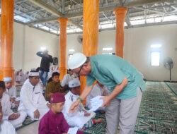Maknai 10 Muharram, Pembina Yayasan Borneo Lestari Salurkan Santunan untuk 150 Anak Yatim Di Ponpes RMA