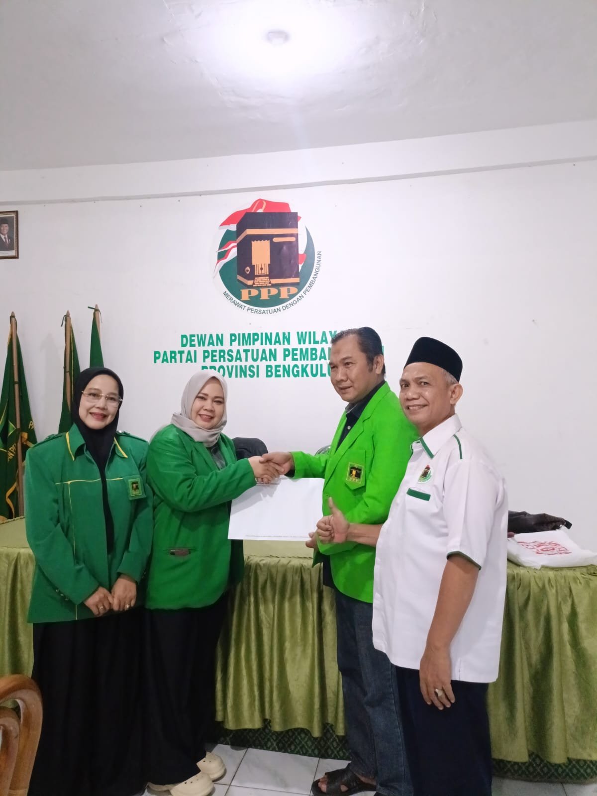 Ketua DPC PPP Kota Bengkulu Heri Ifzan pada saat menerima SK Definitif.