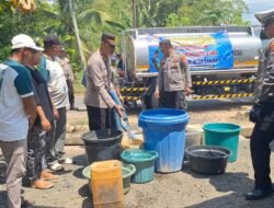 Polsek Banjarbaru Utara Salurkan 10.000 Liter Air Bersih untuk Warga Terdampak Kekeringan di Sungai Ulin