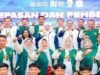 Gubernur Khofifah Indar Parawansa Menyematkan Jaket Kepada Perwakilan Kontingen Jawa Timur