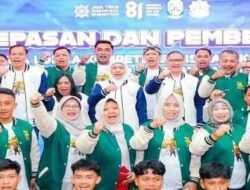 Gubernur Khofifah Indar Parawansa Menyematkan Jaket Kepada Perwakilan Kontingen Jawa Timur