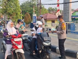 Cegah ISPA di Tengah Kabut Asap, Polres Banjarbaru Bagikan 500 Masker Gratis