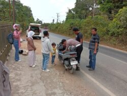 Patroli Humanis, Anggota Polsek Cempaka Bantu Warga Kehabisan BBM Di Tengah Perjalanan