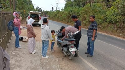 Patroli Humanis, Anggota Polsek Cempaka Bantu Warga Kehabisan BBM Di Tengah Perjalanan