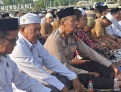 Hadiri Salat Istisqa Pemkot Banjarbaru  Kapolsek Ajak Warga Berikhtiar Bersama Memohon Turunnya Hujan