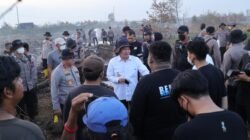 Gubernur Kalsel Dan Perwakilan Mahasiswa Bersama Padamkan Karhutla Di Guntung Damar