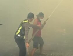 Sat Lantas Polres Batola,  Bersama Relawan Dan Warga  Padamkan Karhutla