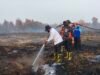 H. Muhidin Turun Ke Lokasi Karhutla Pengayuan, Pastikan Lahan Terus Dibasahi