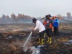 H. Muhidin Turun Ke Lokasi Karhutla Pengayuan, Pastikan Lahan Terus Dibasahi