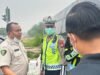 Peduli Kesehatan, Sidokkes Polresta Barelang Bagikan Masker dan Vitamin di Jalan Raya