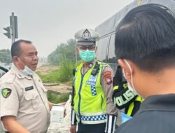 Peduli Kesehatan, Sidokkes Polresta Barelang Bagikan Masker dan Vitamin di Jalan Raya
