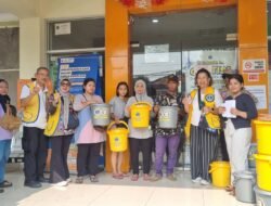 Lions Club Jakarta Monas Millenium Salurkan 53 Paket Sembako untuk Korban Kebakaran Kramat Pulo