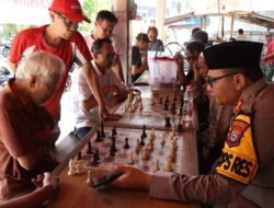 Ngobrol Santai Sambil Main Catur, Kapolres Banjarbaru Pererat Kedekatan dengan Masyarakat