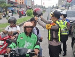 Tingkatkan Kesadaran Pengendara, Kapolrestabes Medan Bagi – Bagi Helm