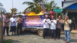 Peduli Dampak Kekeringan, Polsek Beruntung Baru Distribusikan Air Bersih ke Desa Pindahan Baru